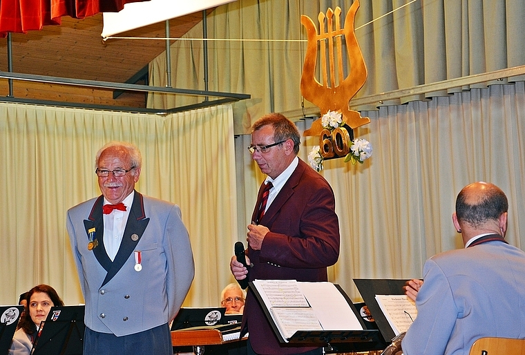 CISM-Veteran und Rosenkavalier: Otto Schnell neben Veteranenobmann Peter Börlin (r.) schenkte seiner Gattin Madeleine Rosen. Er war der Musik wegen 4200 Mal nicht zu Hause. Foto: Roland Bürki