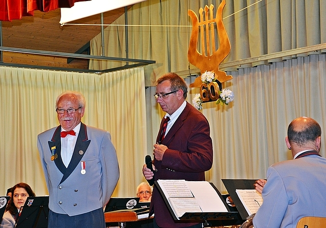 CISM-Veteran und Rosenkavalier: Otto Schnell neben Veteranenobmann Peter Börlin (r.) schenkte seiner Gattin Madeleine Rosen. Er war der Musik wegen 4200 Mal nicht zu Hause. Foto: Roland Bürki