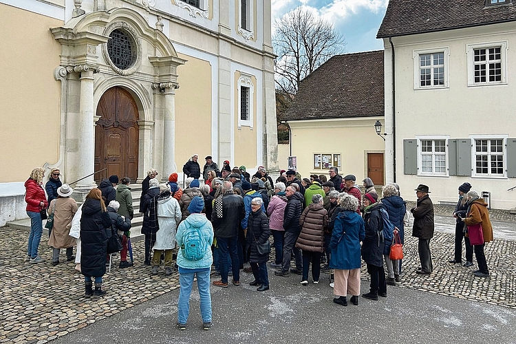 Grosser Andrang: Über 60 Personen nahmen vergangenen Freitag am Dorfspaziergang über «Arlesheims bewegte Geschichte» teil.