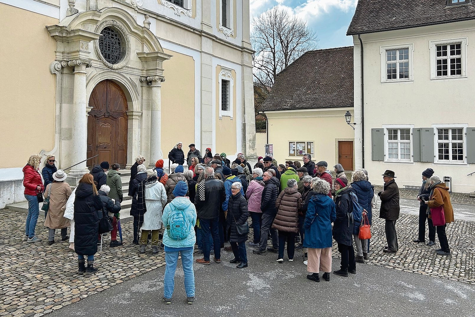 Grosser Andrang: Über 60 Personen nahmen vergangenen Freitag am Dorfspaziergang über «Arlesheims bewegte Geschichte» teil.