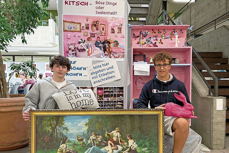 Umgeben von Kitsch: Linus Saner und Fabio Häner hoffen, dass ganz viele Leute vorbeikommen und ihre kitschigen Objekte zur Verfügung stellen und so zu einer spannenden Ausstellung beitragen. Foto: Gaby Walther
