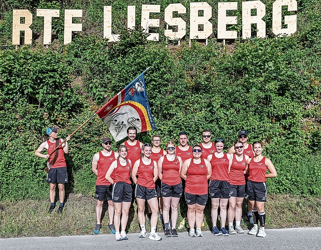 Vor dem Wettkampf: Der TV Liesberg fand noch Zeit für ein Gruppenfoto. Vor dem Wettkampf: Der TV Liesberg fand noch Zeit für ein Gruppenfoto.