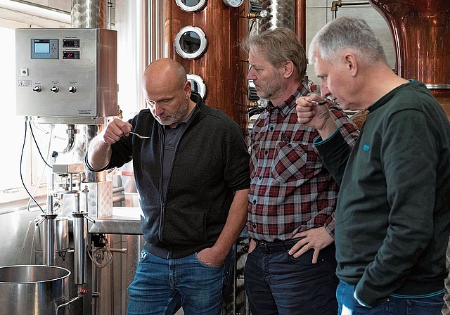 Beim Destillieren: Die «Höllenhund-Gin-Macher» (v. l.) Hans Schneiter, Reto Grossheutschi und Dominik Tschon. Nicht im Bild ist Gabriele Grossheutschi, die ebenfalls zum Team gehört. Foto: zvg