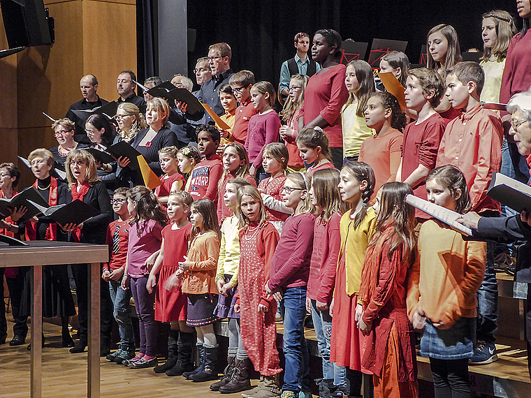 Für einmal mit Chor: Vorne der Kinderchor der Musikschule, links im Bild der Vivace-Chor. Foto: Thomas Immoos