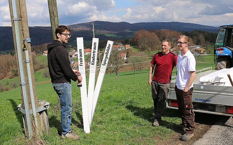 Setzen die Lockpfosten: (v.l.) Michael Gugger vom Landwirtschaftlichen Informationsdienst, die Landwirte Frank und Severin Klötzli. Foto: Gaby Walther