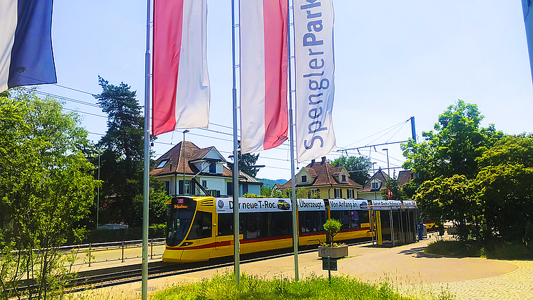 Optimaler Anschluss: Dank ÖV rechnet die Gemeinde mit relativ wenig Mehrverkehr.   Foto: Caspar Reimer