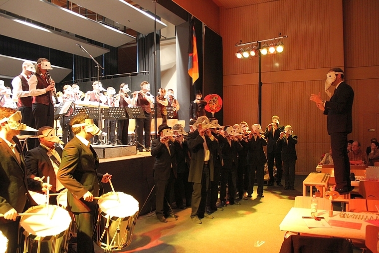 Höhepunkt des Abends: Die Kooperation der Schnurebegge-Clique aus Basel mit der Musikgesellschaft Konkordia. Foto: Axel Mannigel