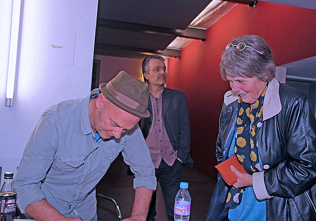 Zum Nachhören: Blues Max und Richard Koechli (Mitte) spielten vor Kennern, die sich auch die CDs schnappten. Foto: Gini Minonzio
