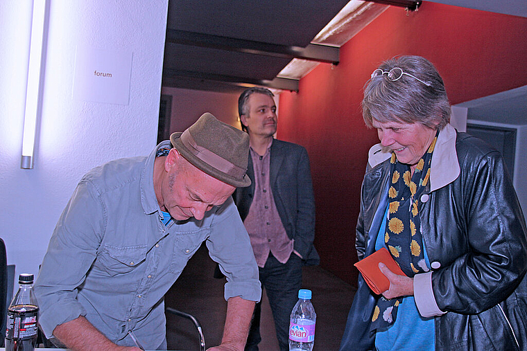 Zum Nachhören: Blues Max und Richard Koechli (Mitte) spielten vor Kennern, die sich auch die CDs schnappten. Foto: Gini Minonzio