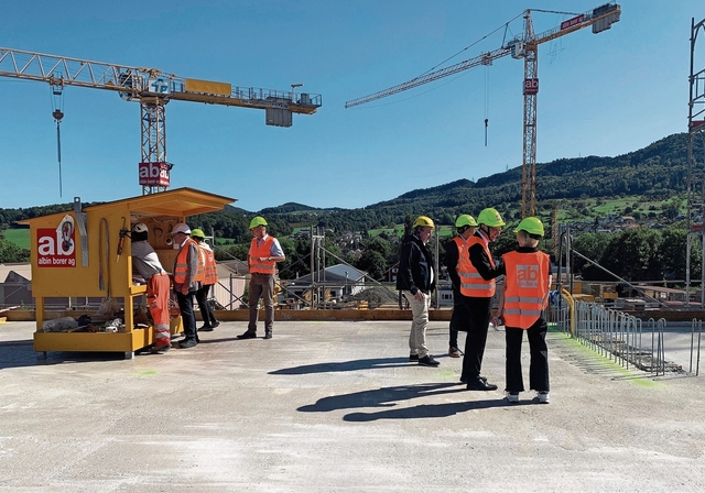 Besuch auf der Baustelle: Die Albin Borer AG wird ihren Hauptsitz von Erschwil nach Büsserach verlegen. Foto: Gaby Walther