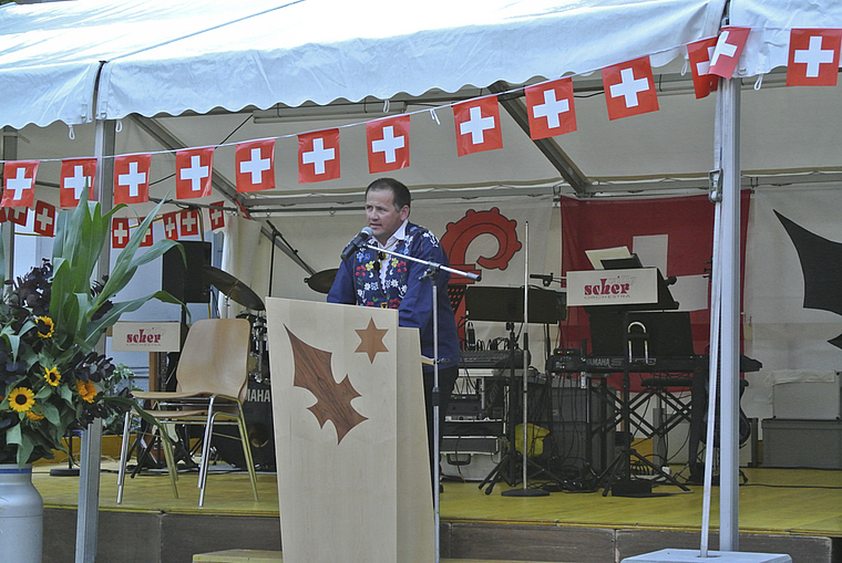 Bestickt mit Edelweiss: Unterschächens Gemeindepräsident Sepp Müller auf dem Mühleplatz in Aesch. Foto: Bea Asper