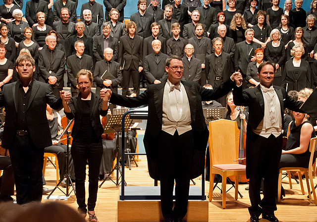 Applaus für Chor, Solisten und Dirigent: (v. l.) David Bröckelmann, Salomé Jantz,