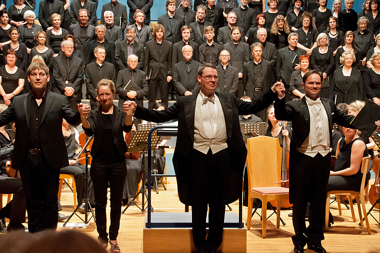 Applaus für Chor, Solisten und Dirigent: (v. l.) David Bröckelmann, Salomé Jantz,