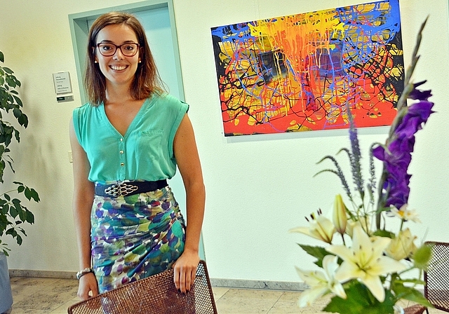 Désirée Moser mit «Fenster zur Seele»: Es zeigt die Vernetzungen des Menschen via zwei Fenster nach innen und aussen. Foto: Roland Bürki