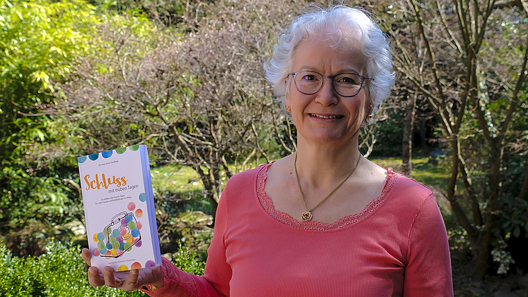 Pragmatisch, kurz und prägnant: Das Buch von Psychotherapeutin Annie Sandberg liefert bunte Tipps gegen graue Tage. Foto: Thomas Brunnschweiler