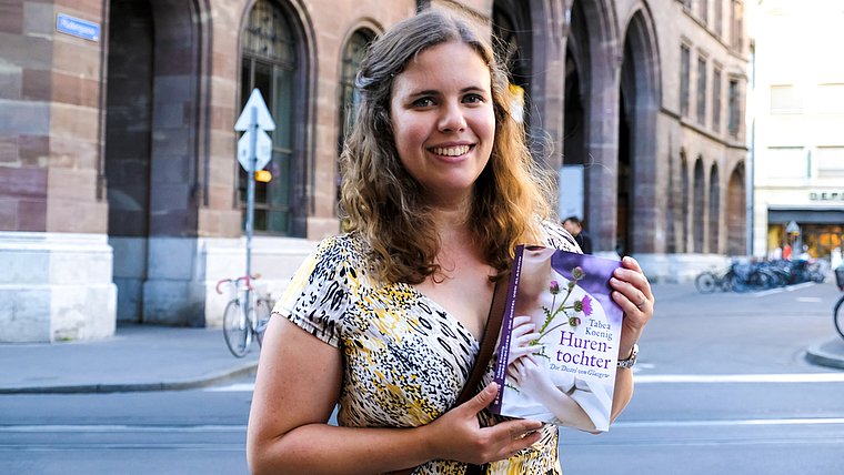 Jung und erfolgreich: Die Autorin Tabea Koenig mit ihrem Debütroman «Hurentochter – die Distel von Glasgow». Foto: Thomas Brunnschweiler