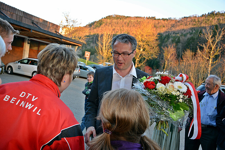 Sonniger Tag: Für die Beinwiler und ihren neuen Regierungsrat Remo Ankli (mit Blumen). Foto: Roland Bürki