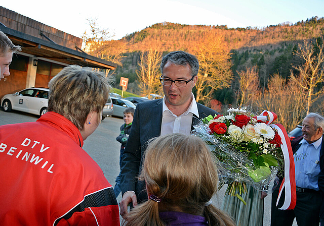 Sonniger Tag: Für die Beinwiler und ihren neuen Regierungsrat Remo Ankli (mit Blumen). Foto: Roland Bürki