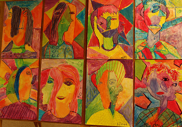 Kreativ: Die Schülerinnen und Schüler der vierten Klasse stellten Kunstwerke im Stile Picassos aus.   Foto: Melanie Brêchet