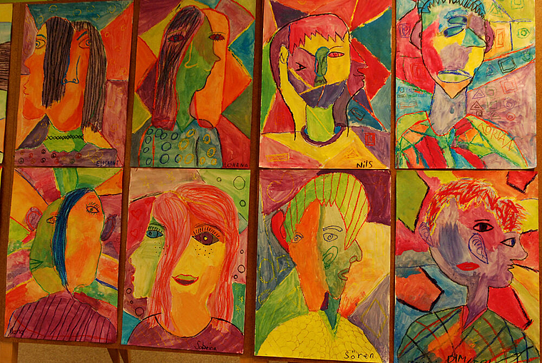 Kreativ: Die Schülerinnen und Schüler der vierten Klasse stellten Kunstwerke im Stile Picassos aus. Foto: Melanie Brêchet