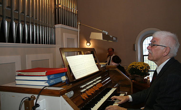 Test, Test: Markus Schlapp zog beim ersten Einsatz nach der Renovation alle Register der rund 80 Jahre alten Orgel. Foto: Thomas Immoos