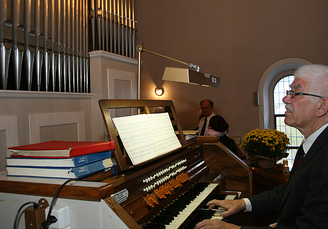 Test, Test: Markus Schlapp zog beim ersten Einsatz nach der Renovation alle Register der rund 80 Jahre alten Orgel.  Foto: Thomas Immoos