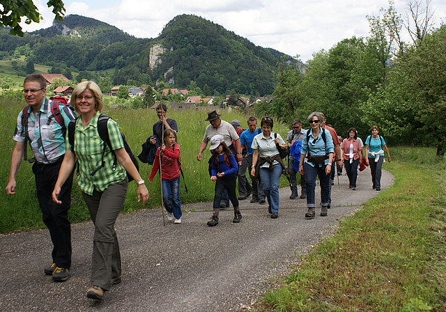 Auf zum Wasserrundgang: Banntag in Erschwil.   Foto: Jürg Jeanloz