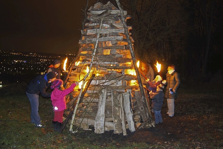 Wichtige Aufgabe: Für einmal durften die Schulkinder das Fasnachtsfeuer entzünden. Foto: Oliver Sterchi