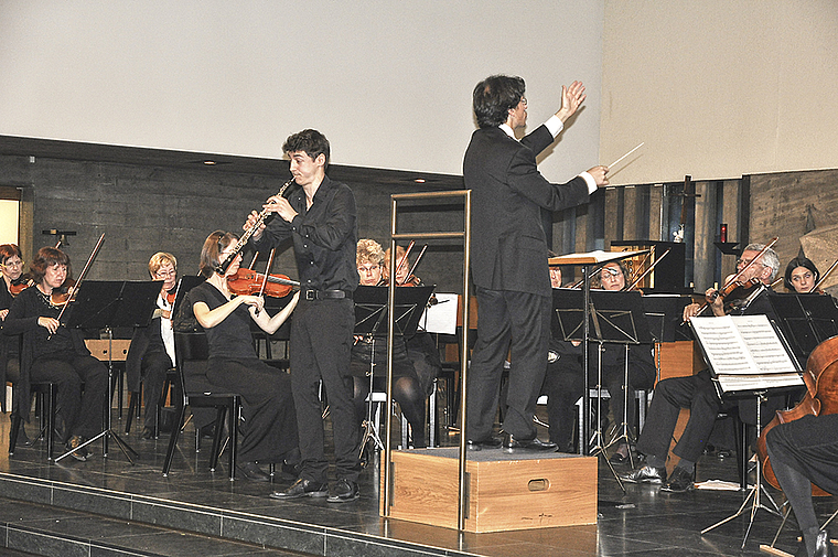 Anspruchsvolle Oboenmotive: Unter der Leitung von Giorgio Paronuzzi (rechts) glänzte der junge Oboist Raphael Ilg in Mozarts Konzert in C-Dur. Foto: Isabelle Hitz