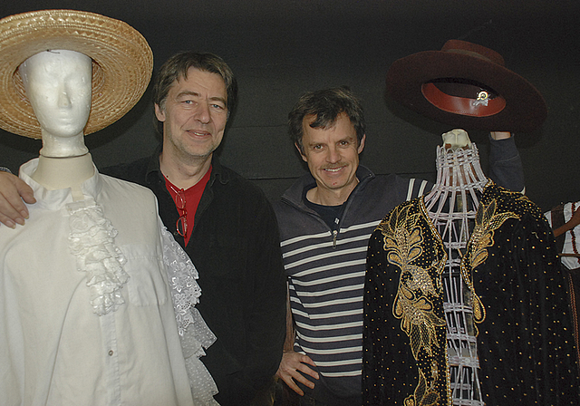 Zwischen Requisiten und Kostümen in ihrem Element:  Danny Wehrmüller (l.) und Christoph Frommherz.  Foto: Thomas Brunnschweiler