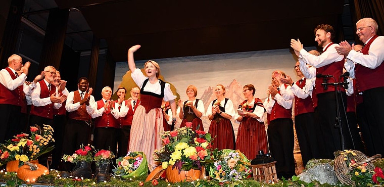 Gesangliches Multitalent: Die Schwarzbuebe-Jodler in neuer Tracht applaudieren «Miss Helvetia» Barbara Klossner. Foto: Bea Asper