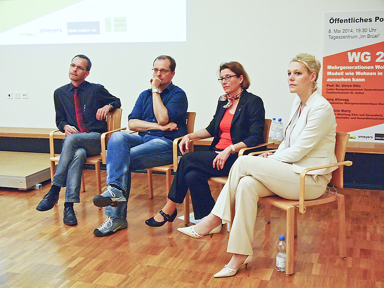 Wie wohnen im Alter? Von links: Ulrich Otto, Fachhochschule St. Gallen; Jürg Altwegg, Giesserei Winterthur; Gabriele Marty, Kanton BL; Christina Hatebur, Generalsekretärin CVP BL, Podiumsleiterin. Foto: Tobias Gfeller