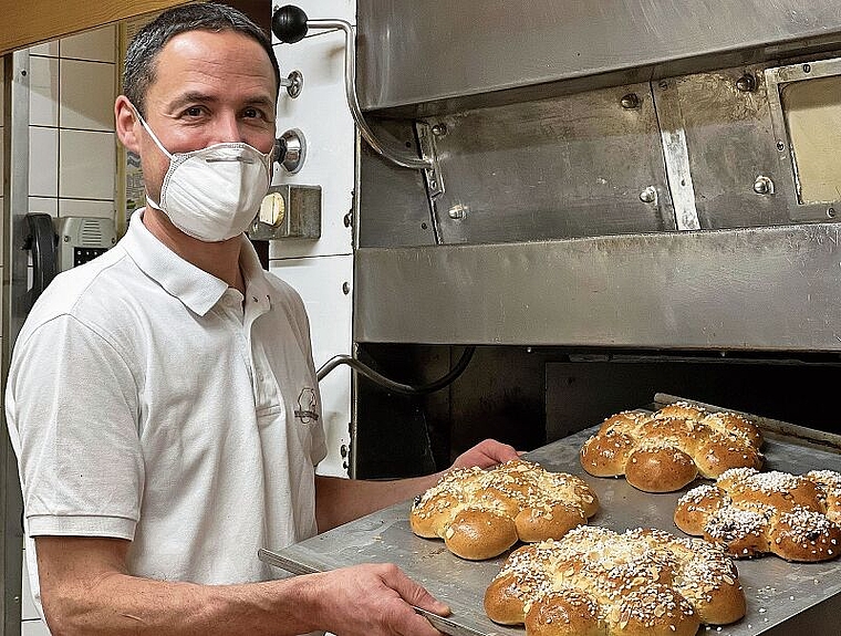 Frisch aus dem Ofen: der klassische Dreikönigskuchen. Fredy Bachmann behält den Überblick. Foto: Marianne Vetter