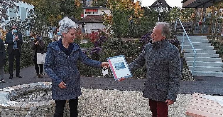 Auszeichnung: Ruedi Riesen (r.), Präsident des Baselbieter Heimatschutzes, übergibt die Auszeichnung an Marlen Candreia, Präsidentin der Katholischen Kirchgemeinde in Laufen. Foto: Melanie Brêchet