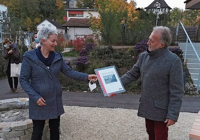 Auszeichnung: Ruedi Riesen (r.), Präsident des Baselbieter Heimatschutzes, übergibt die Auszeichnung an Marlen Candreia, Präsidentin der Katholischen Kirchgemeinde in Laufen. Foto: Melanie Brêchet