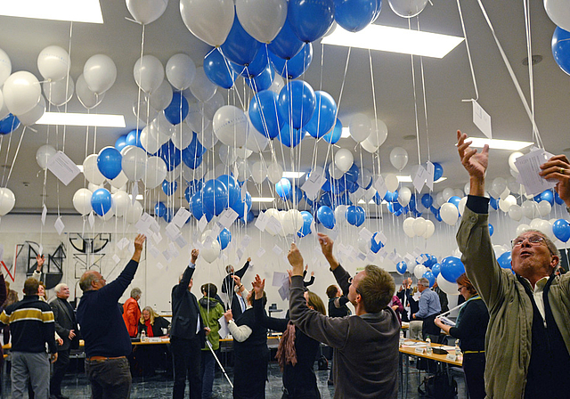 Runde Vierhundert: Die vierhundertste GR-Sitzung wurde mit ebenso vielen Ballons gefeiert. Foto:Heiner Leuthardt