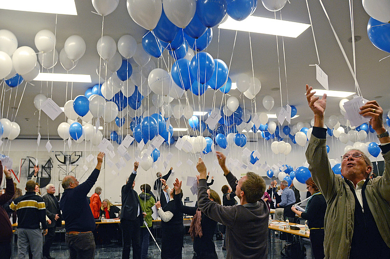 Runde Vierhundert: Die vierhundertste GR-Sitzung wurde mit ebenso vielen Ballons gefeiert. Foto:Heiner Leuthardt