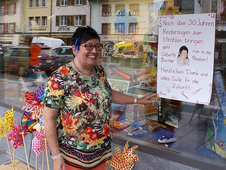 Von den Verkäuferinnen geehrt: Spielwarenfee Gilberte Bucher. Foto: Jürg Jeanloz