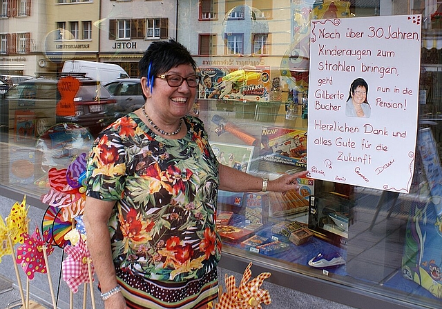 Von den Verkäuferinnen geehrt: Spielwarenfee Gilberte Bucher. Foto: Jürg Jeanloz