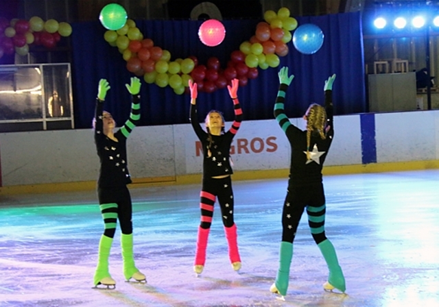 Jonglieren auf dem Eis: Salome Boos, Emiliana Batsilas und Jlona Stich zeigen eine Nummer mit Bällen. Fotos: Gaby Walther
