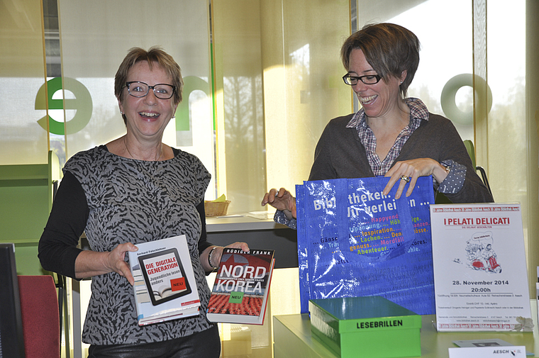 Flexibel und kundenorientiert: Die Bibliotheksleiterinnen Therese Urwyler (l.) und Jacqueline Marfurt in der Ausleihe.
