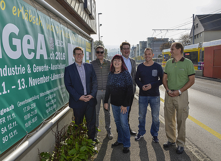 Der Vorstand ist auch das OK: Michael Dreier, Präsident des Aescher Gewerbevereins sowie der IGeA2016, mit seinen Mitstreitern Silvan Ulrich, Claudia Schreiber, Stephan Hohl, Lukas Müller und Dieter Zwicky. Foto: Thomas Kramer