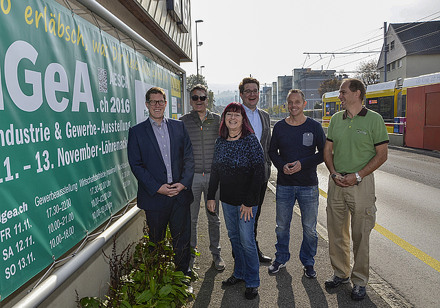 Der Vorstand ist auch das OK: Michael Dreier, Präsident des Aescher Gewerbevereins sowie der IGeA2016, mit seinen Mitstreitern Silvan Ulrich, Claudia Schreiber, Stephan Hohl, Lukas Müller und Dieter Zwicky.  Foto: Thomas Kramer