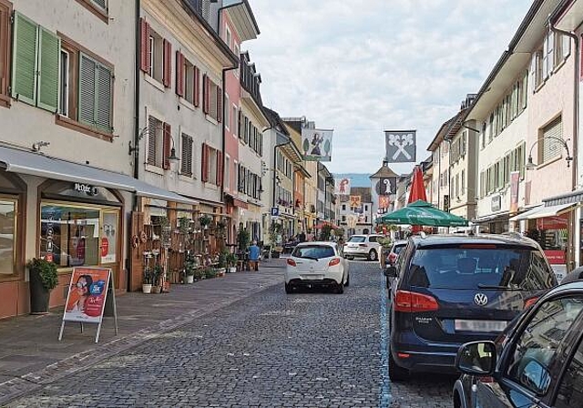 Überall Autos: Das Stedtli Laufen ist viel befahren. Am kommenden Sonntag müssen die Autos jedoch weichen. Foto: Melanie Brêchet