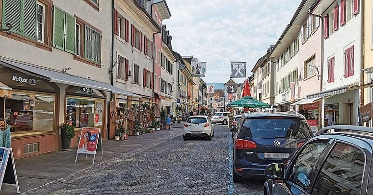 Überall Autos: Das Stedtli Laufen ist viel befahren. Am kommenden Sonntag müssen die Autos jedoch weichen. Foto: Melanie Brêchet