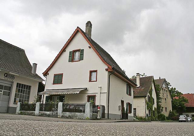 Es gilt neu Regelbauweise: Der Quartierplan «Birsigtalstrasse», zu dem auch diese Häuser an der Ettingerstrasse gehören, wird aufgehoben.  Foto: T. Kramer