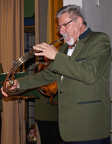 Mit den Jagdhornbläsern: Dirigent Lorenz Heizmann.