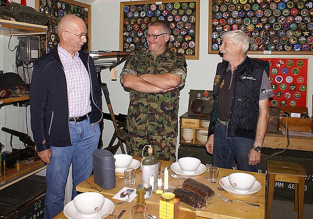 Armeevielfalt von gestern: v.l. Martin Büsser, Kreiskommandant BL, Diego Ochsner, Kreiskommandant Solothurn, und Beat Wyser, Präsident Bunkerverein Kleinlützel. Foto: Jürg Jeanloz