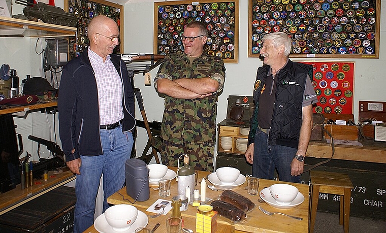 Armeevielfalt von gestern: v.l. Martin Büsser, Kreiskommandant BL, Diego Ochsner, Kreiskommandant Solothurn, und Beat Wyser, Präsident Bunkerverein Kleinlützel. Foto: Jürg Jeanloz