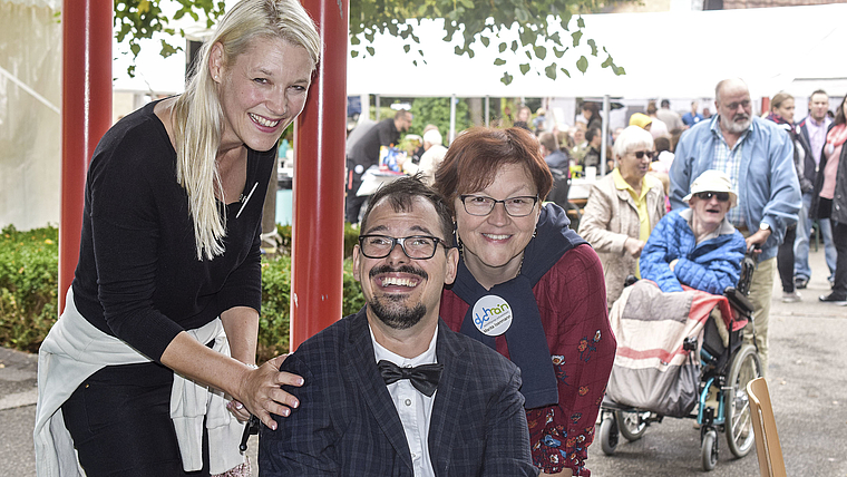 Herzliches Ambiente am Dychrain-Sommerfest: Christina Hatebur (Kommunikation, links), Adrian Krassai und
